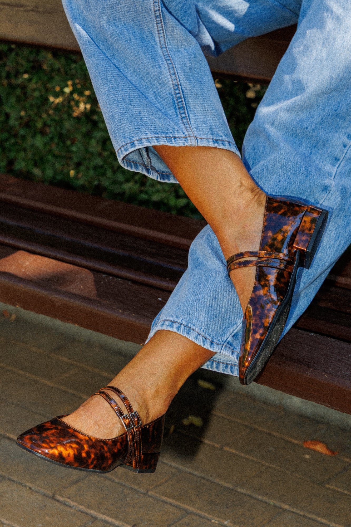 Обувки с нисък ток и лачено покритие Leopard