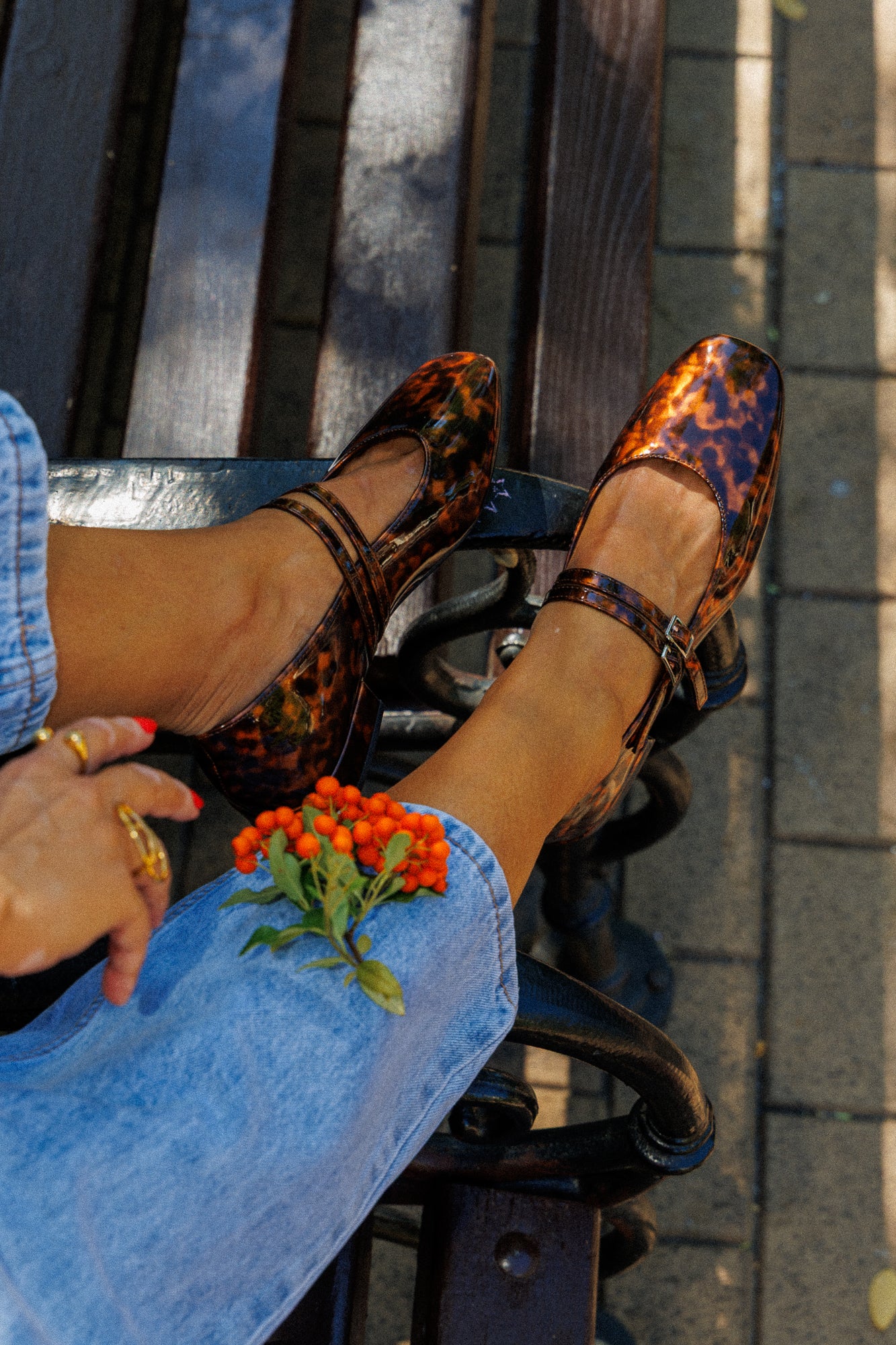 Обувки с нисък ток и лачено покритие Leopard