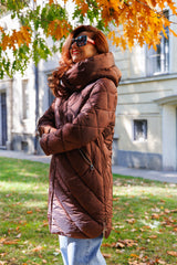 Jachetă de iarnă matlasată, de lungime medie, într-o culoare maro minunată!