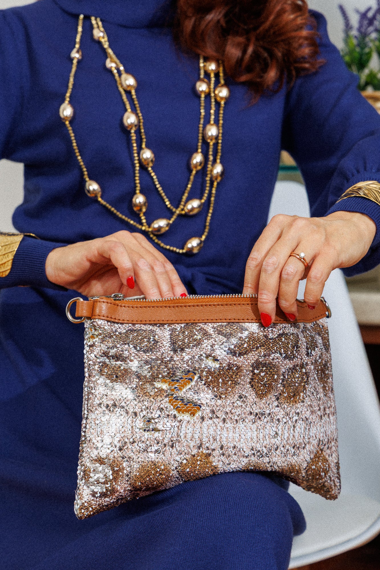 Кожена чанта-клъч с пайети в анималистичен принт!