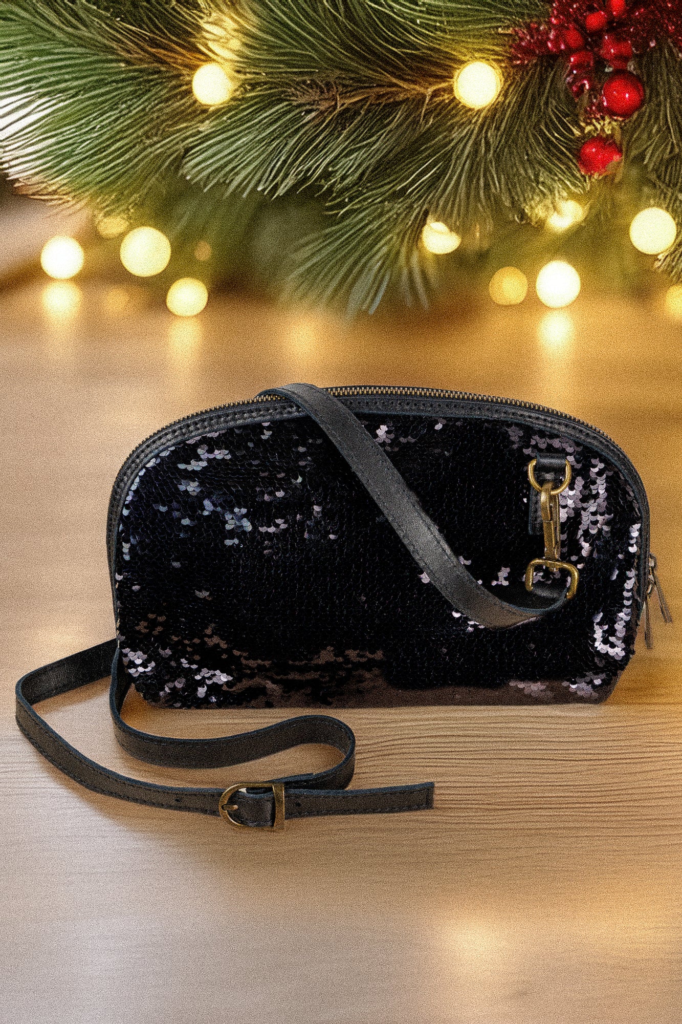 Leather clutch bag with sequins in black!