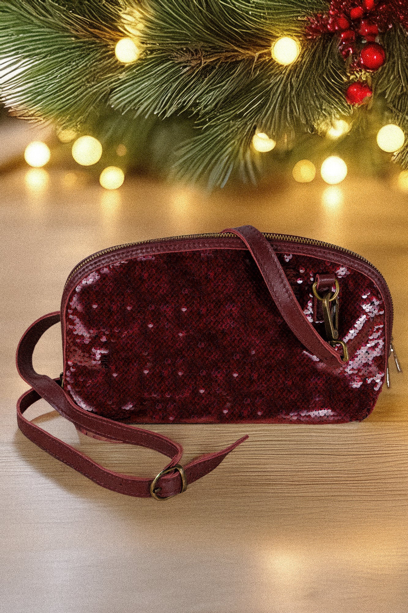 Leather clutch bag with sequins in a wonderful wine red color!