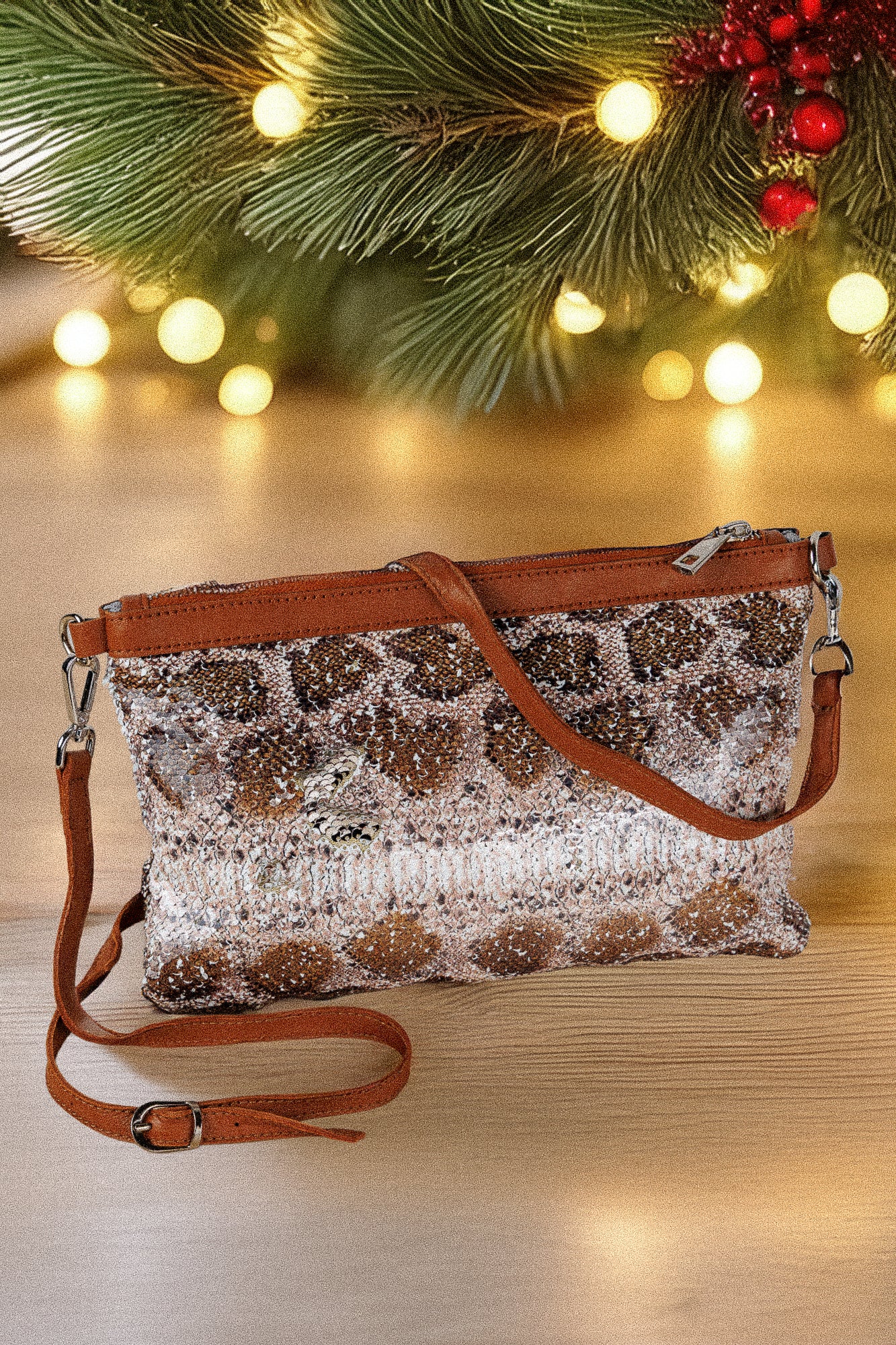 Leather clutch bag with sequins in an animal print!