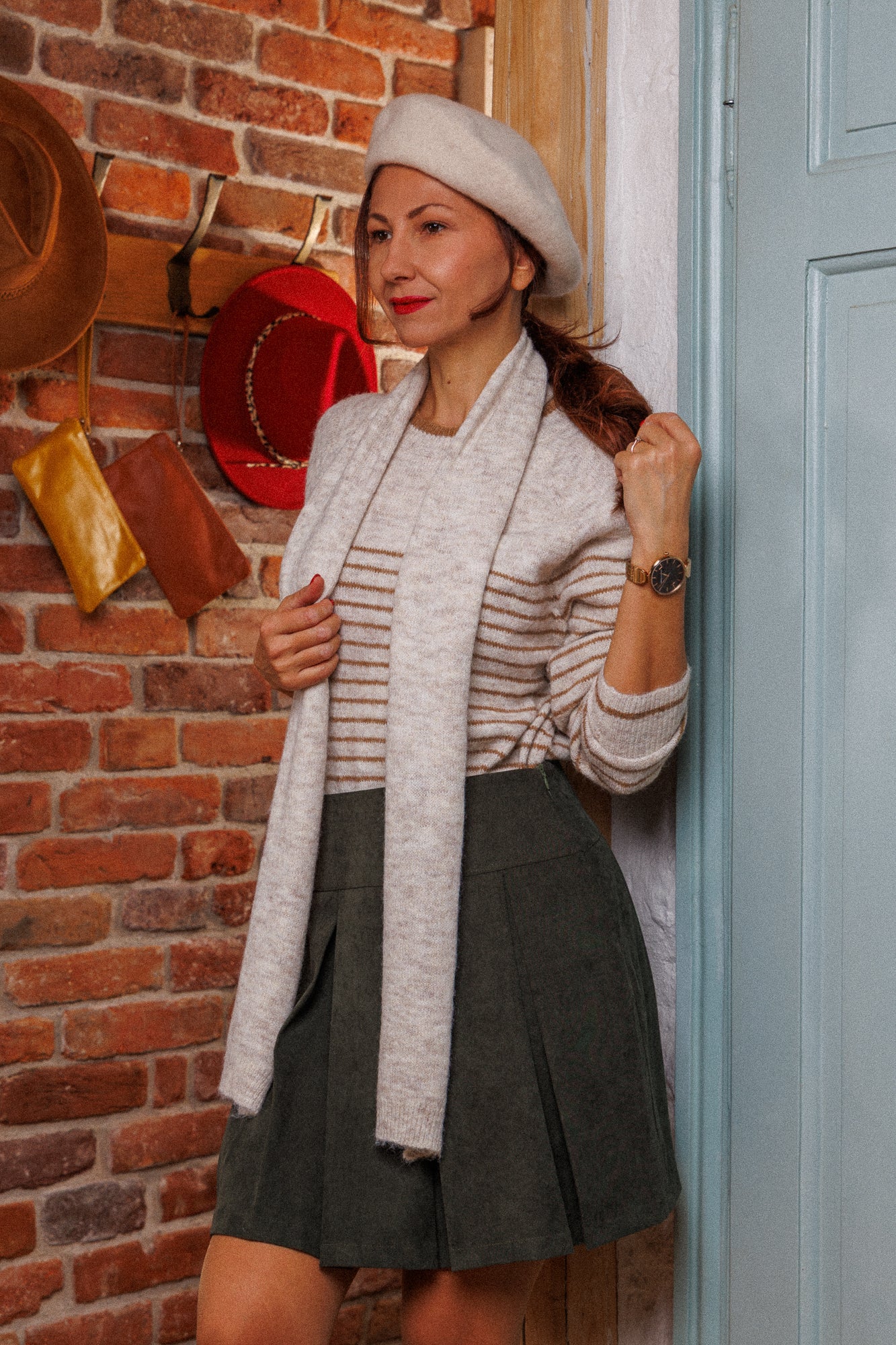 Супер чаровният пуловер с шалче!