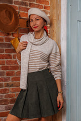 Супер чаровният пуловер с шалче!