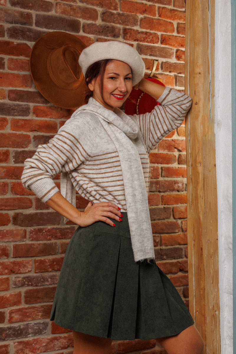 Супер чаровният пуловер с шалче!