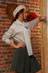 Супер чаровният пуловер с шалче!