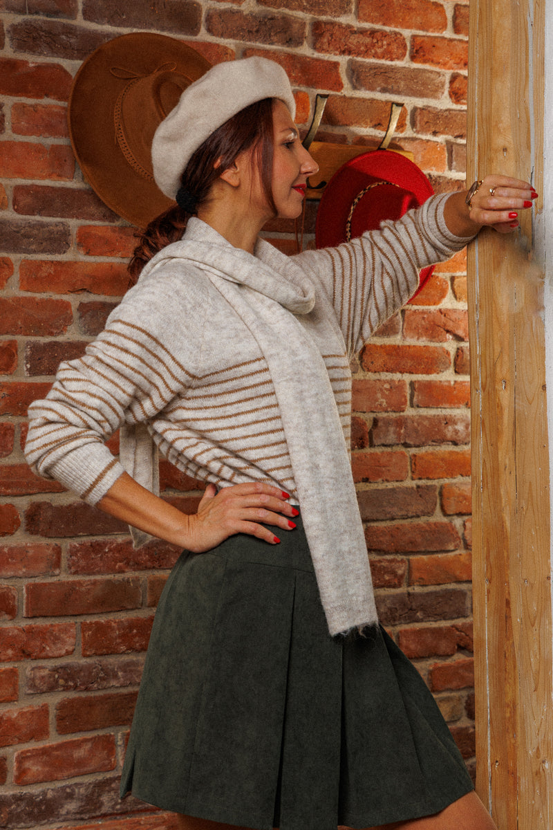 Супер чаровният пуловер с шалче!