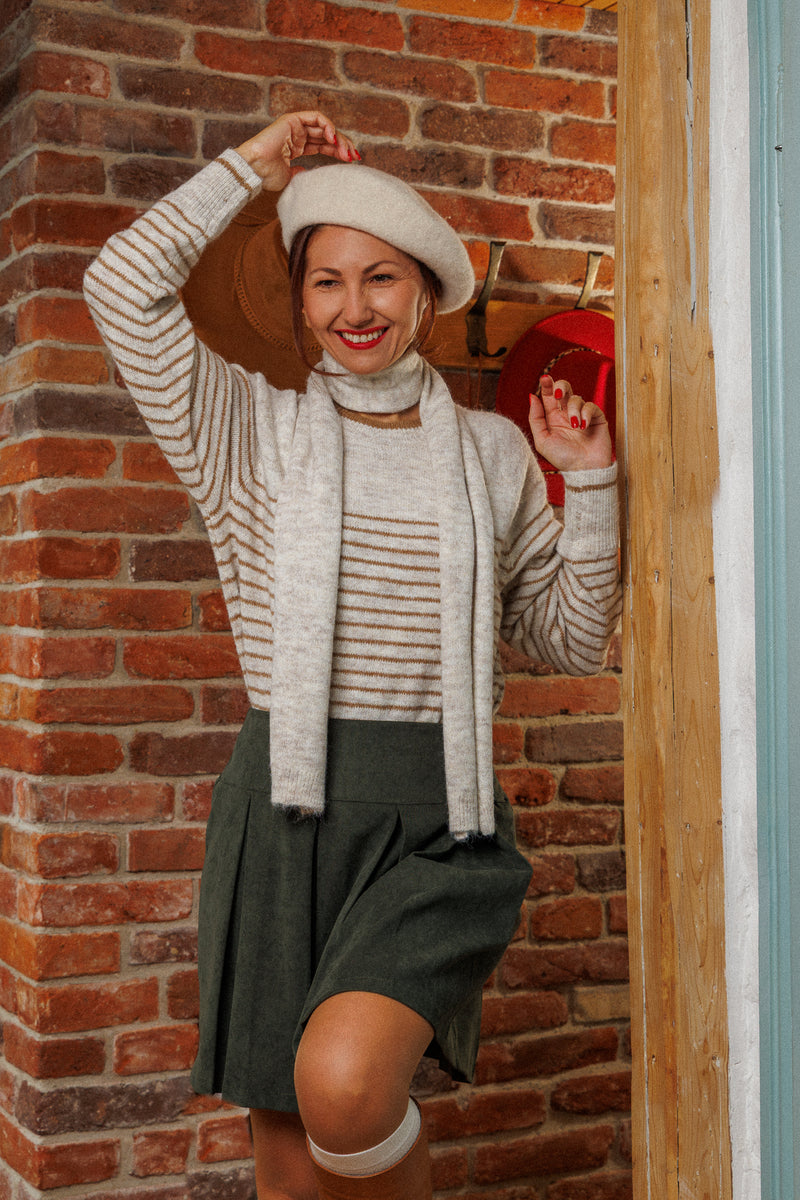 Супер чаровният пуловер с шалче!