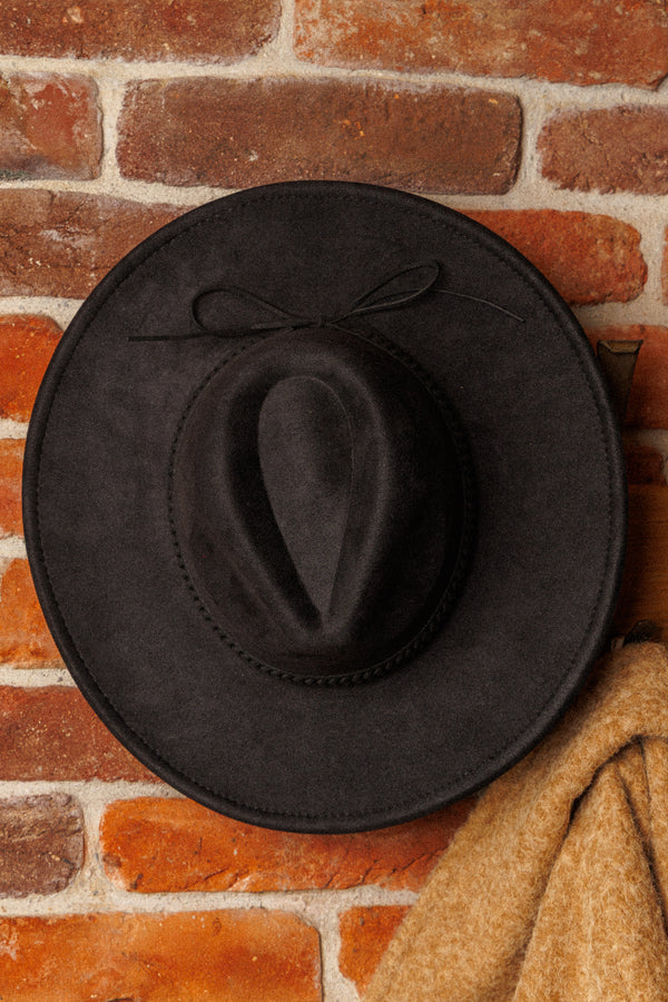 Hat with brim Black!