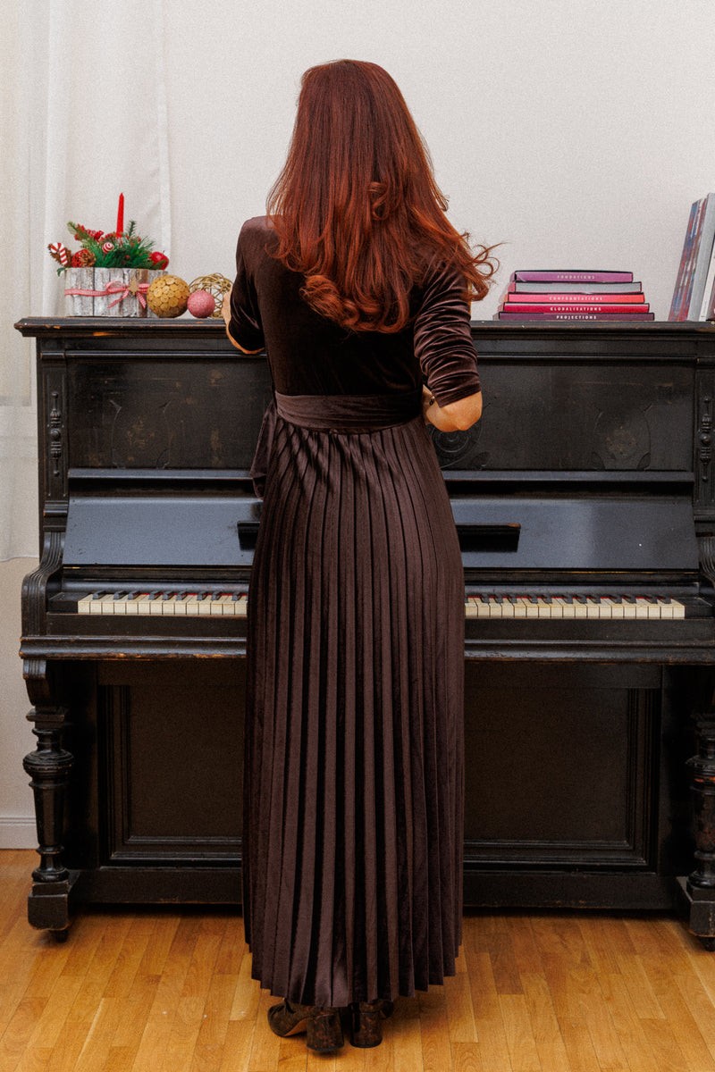 Кадифената рокля в тъмен шоколад!