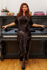 Кадифената рокля в тъмен шоколад!