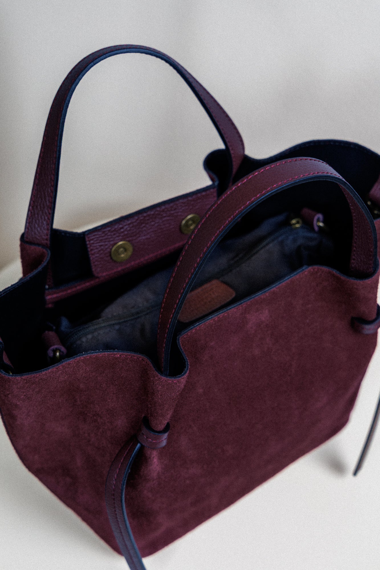 Geantă specială din piele întoarsă vișinie!