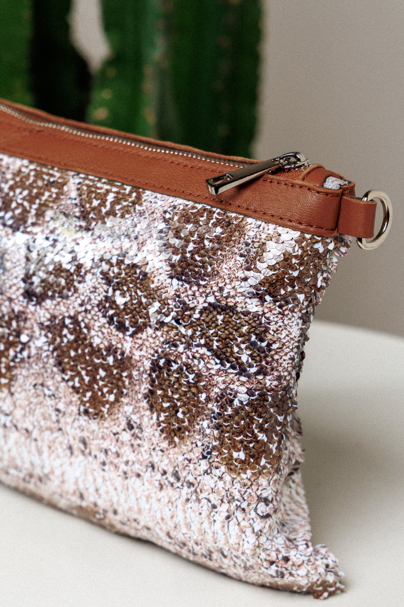 Кожена чанта-клъч с пайети в анималистичен принт!