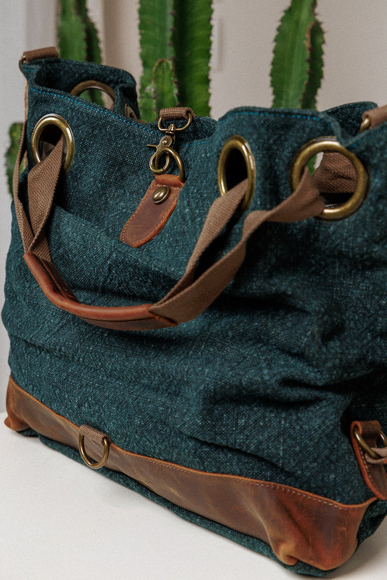 The great linen and leather bag in a gorgeous color!
