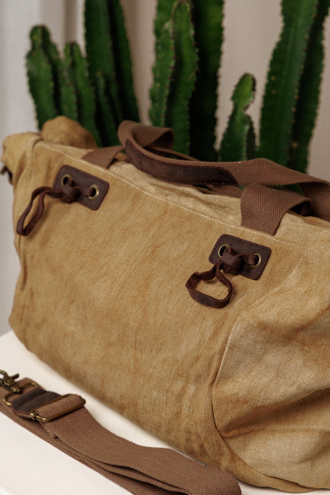 Страхотната чанта от лен и кожа!