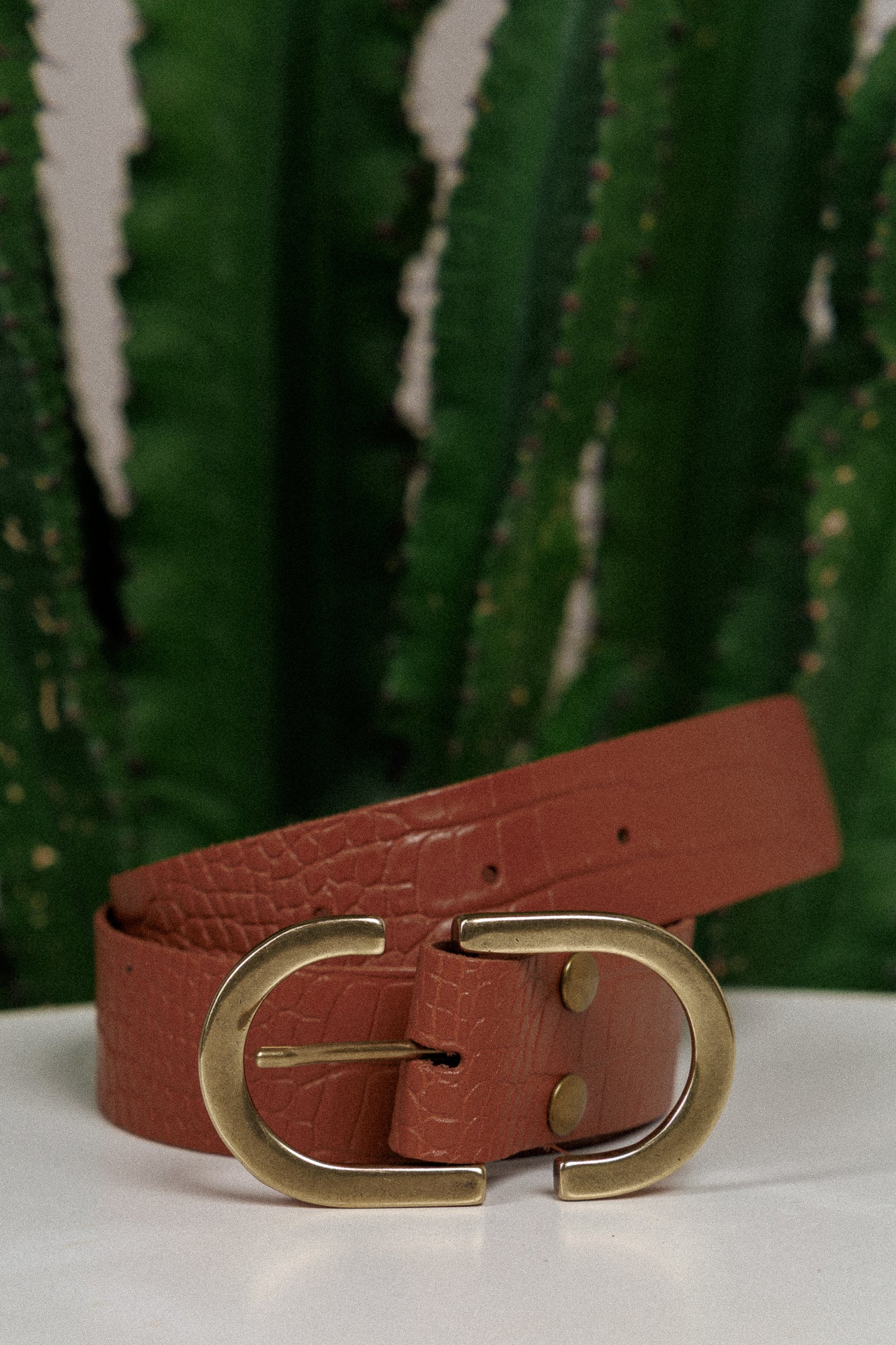 Коженият колан с масивна катарама!