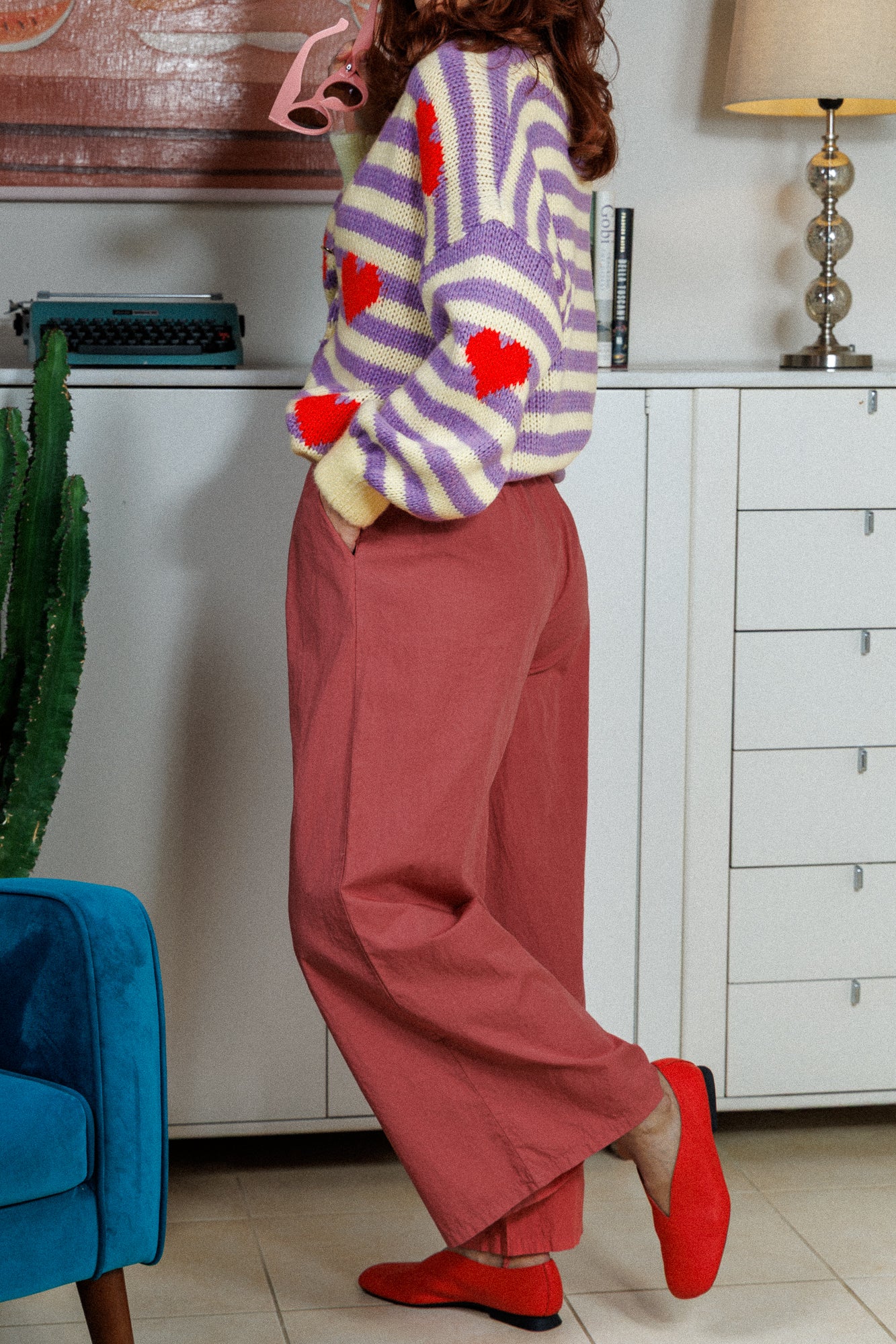 спортно-елегантен панталон, свободен, памучен, ежедневен. прасковен цвят.