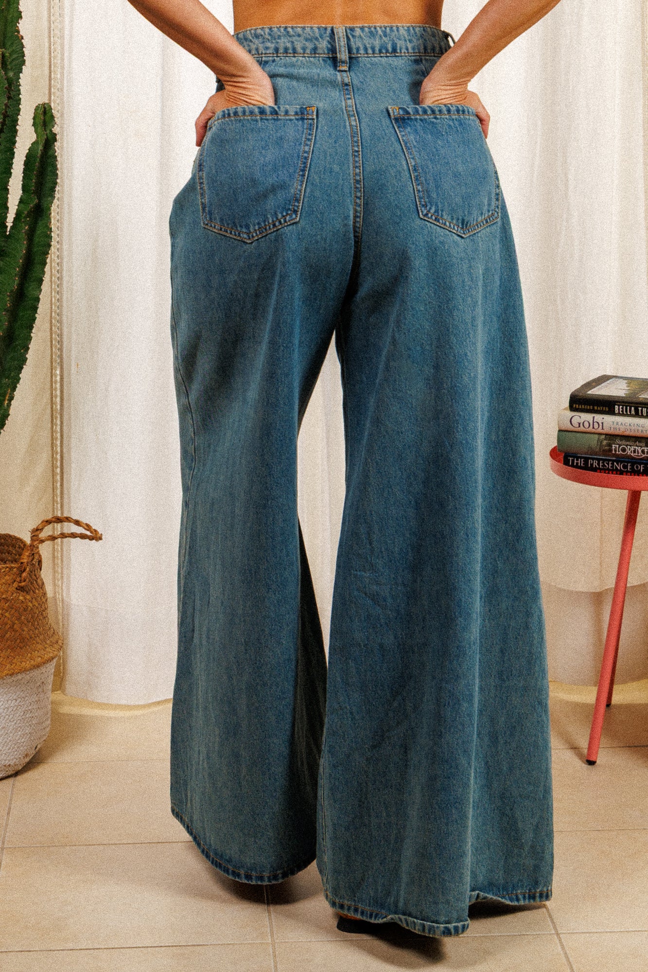 denim. дънки пола-панталон, дънки с широки крачоли. висока талия, сини дънки. 