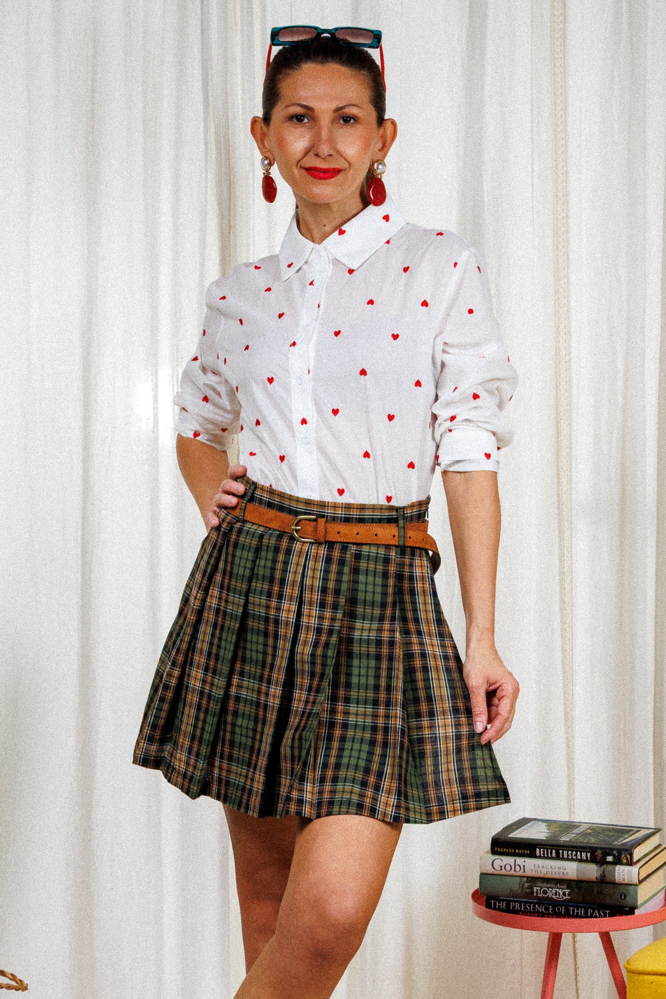 бяла риза на червени сърчица. свободна кройка, дълъг ръкав. 